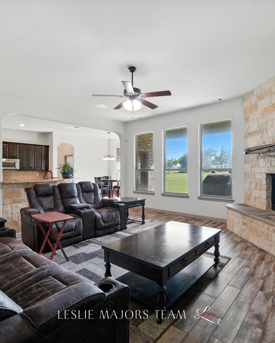 lesliemajors's tweet image. ✨ A living room made for memories! With a stunning stone fireplace, open layout, and plenty of natural light, this space is the heart of the home.

Ready to see it in person? Call us today!
📞 Leslie Majors 972-921-6880

#LivingRoomGoals #WaxahachieHomes #TexasLiving