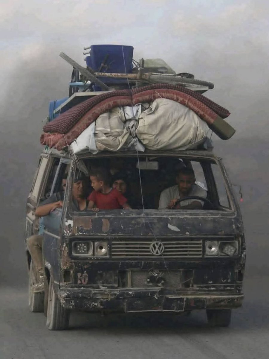 إمّا القتل أو النزوح…
هذا هو القرار الذي يفرضه جيش الاحتلال الإسرائيلي على مدينة غزة.💔💔💔