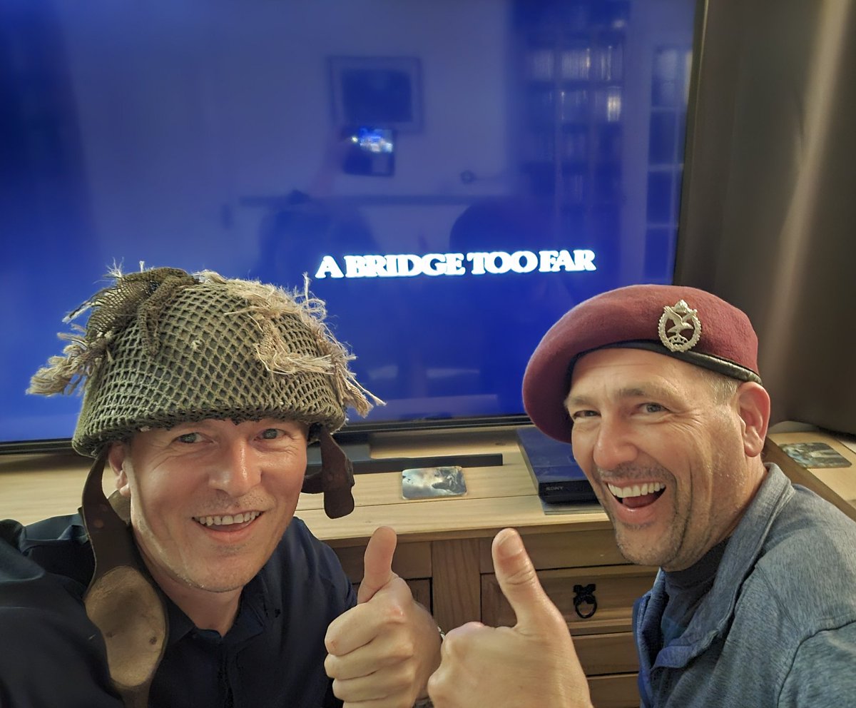 hamandjampod's tweet image. Kev&apos;s last night in the UK...it has to be done...
#nerds
@Gliderpilot44 @matches4644