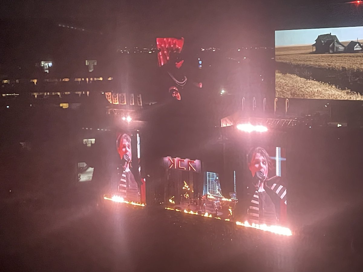 breezelanguage's tweet photo. the most amazing show thanks to @1025TheBone #mychemicalromance #theblackparade https://t.co/jxkGacldkU