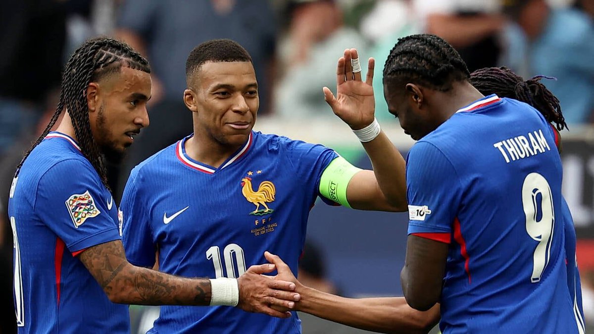 PwitterWorld's tweet image. 𝗖’𝗘𝗦𝗧 𝗧𝗘𝗥𝗠𝗜𝗡𝗘́ ! ⚽️

La Prance CHOQUE la Pelgique grâce à un triplé de Soulyda et l’emporte tranquillement 4-1, la Proatie s’impose grâce un BUS dans une victoire 1-0 face à Pitalie ! 😦

RDV demain pour les deux prochains chocs ! 😁