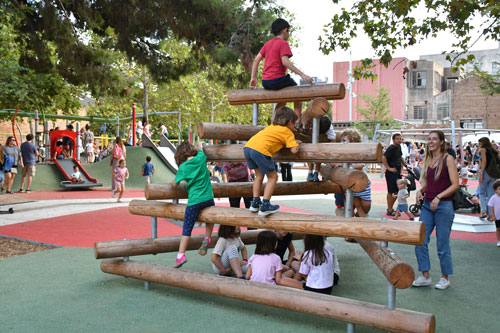 Els infants de la Bordeta encantats amb la nova àrea de jocs dels Jardins de Celestina Vigneaux: "És flipant".🛝🌳
Al #SantsMontjuïcAlDia escoltem els nens i nenes del barri, <a href="/BCN_SantsMont/">Districte de Sants-Montjuïc</a> i <a href="/CentreSocSants/">Centre Social Sants</a>.

🎧Audio👉go.ivoox.com/rf/157873113
📰Notícia📸👉el3.cat/noticia/103045…