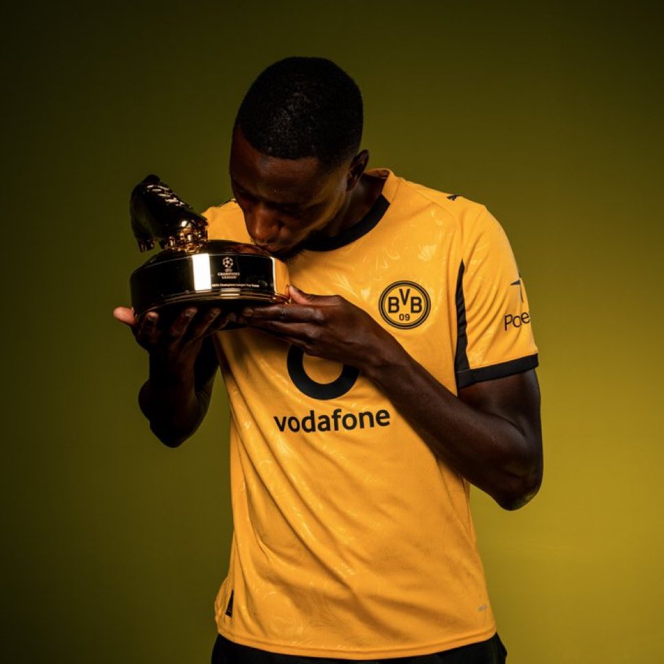 ActuFoot_'s tweet photo. Serhou Guirassy 🇬🇳 a reçu son titre de meilleur buteur de la Ligue des Champions de la saison passée. 🌟⚽️ https://t.co/gyTNKxC16h
