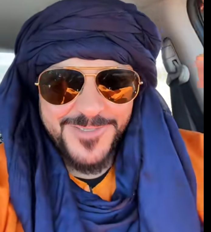 من الجزائر 

الممثل السوري وائل شرف المشهور ب " العقيد معتز "

بالعمامة الجزائرية