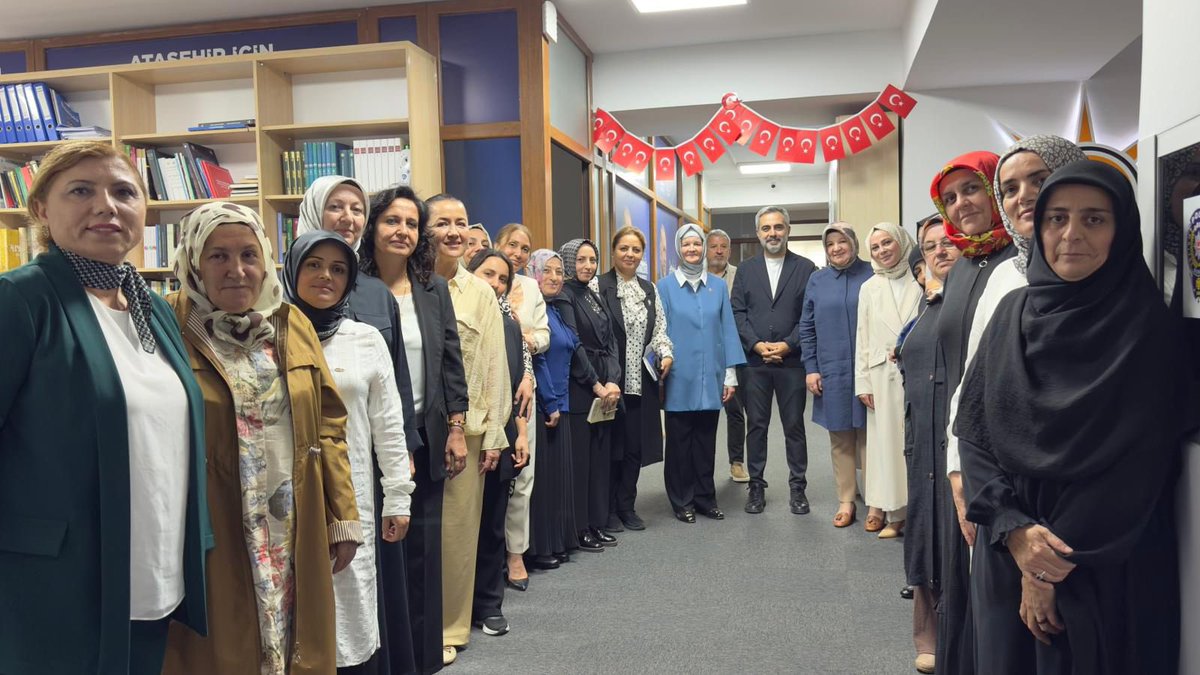 Genel Merkez Dış İlişkiler Birim Başkanımız Meryem Göka, MKYK Üyemiz ve İstanbul İl Koordinatörümüz Berrin Aydın ile İl Teşkilat Başkanımız Hatice Yücel; Mahalle Başkanlarımızla bir araya geldi.