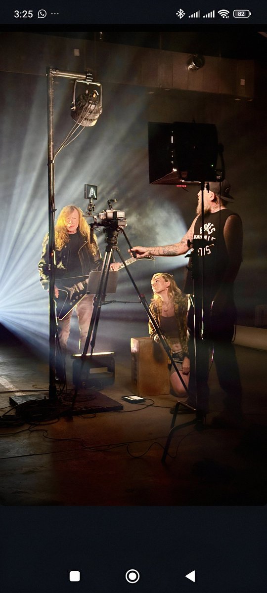 📹En estos momentos Dave Mustaine... 

Todo apunta a que es la grabación del video del primer single del próximo álbum de Megadeth ☢️