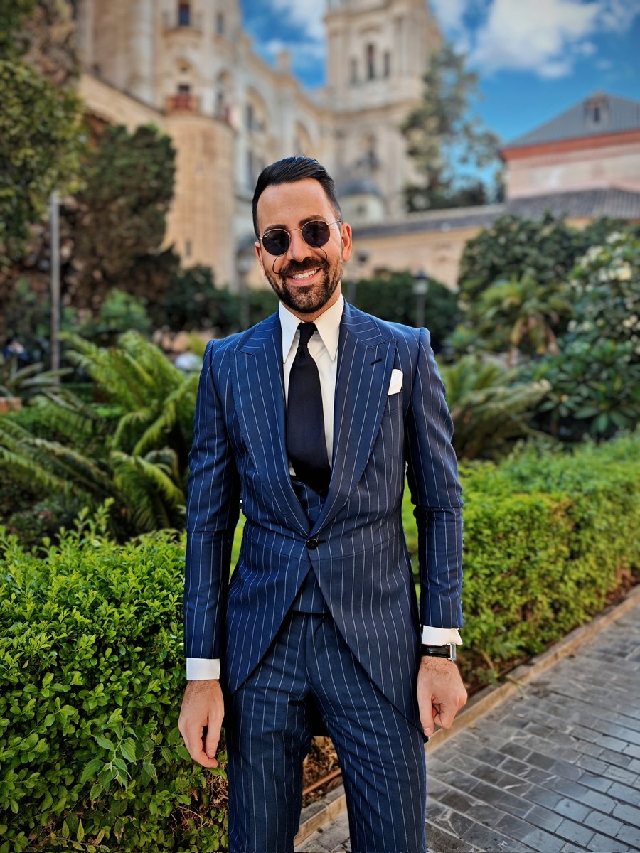 Querida amiga, así como Dios os eligió a vosotros, también me eligió para acompañaros en este hermoso día. ¡Qué afortunado soy! Verte decir «sí quiero» me han conmovido profundamente. Mis mejores deseos siempre y que el amor que os tenéis nunca deje de brillar. ¡Felicidades! ❤️✨