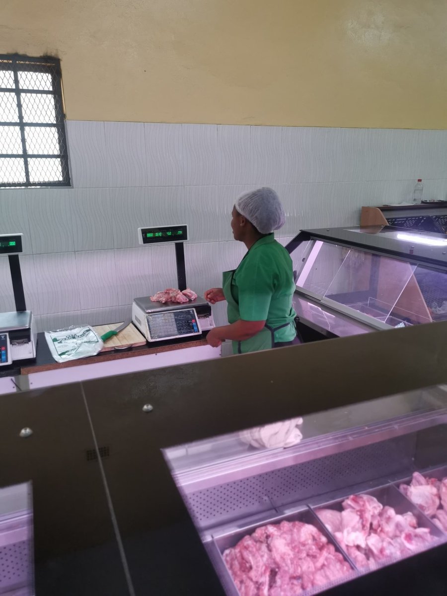 Ruedrey20's tweet photo. women in the butchery industry are redefining what it means to be strong, skilled and unstoppable. #womancandoanything #hardworkingwoman #strengthandendurance https://t.co/xn0MEqbQTh