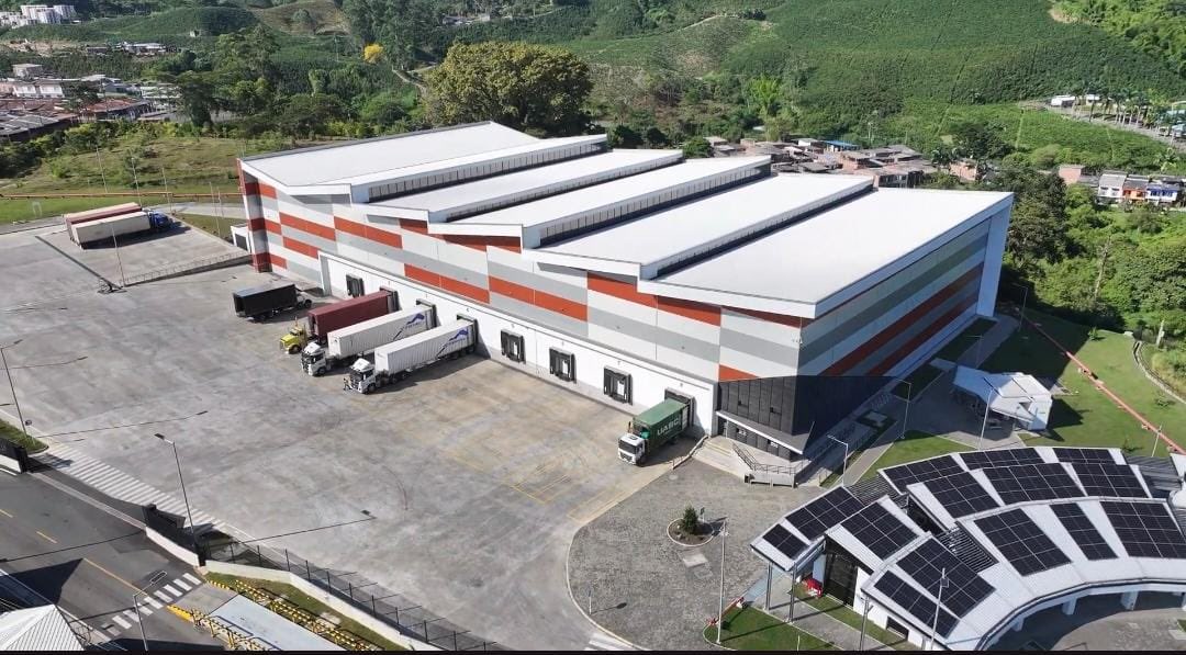 #Buencafé inauguró su Centro Logístico Integrado (CLIB), una infraestructura de última generación que optimiza el almacenamiento, el cargue y la distribución del café liofilizado 100% colombiano hacia más de 60 países. Más allá de ampliar su capacidad exportadora, esta obra