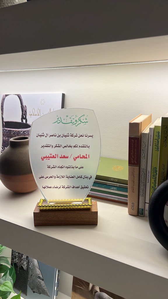 s1x777's tweet photo. خذاك الزمان اللي تركني وطن محتلّ
ولا عاد باقي شي .. يستجمع حطامي

ويبدو لي أن تبع المقفي .. هوان وذلّ
عساني ما أضحّي في مقام أسمي السامي

قدر كل طيّب لو يعيش الحياة بقلّ
يحامي عن أسمه ما يدوّر له محامي

أنا وأمنياتي .. ما خلقنا نعيش بظلّ
خلقنا عشان نكون فالصف الأمامي https://t.co/lZJ4GIhURb