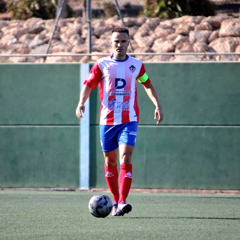 Primer partido en casa. Nos quedamos con lo positivo: sumamos un punto y portería a cero.
#MushoPoli