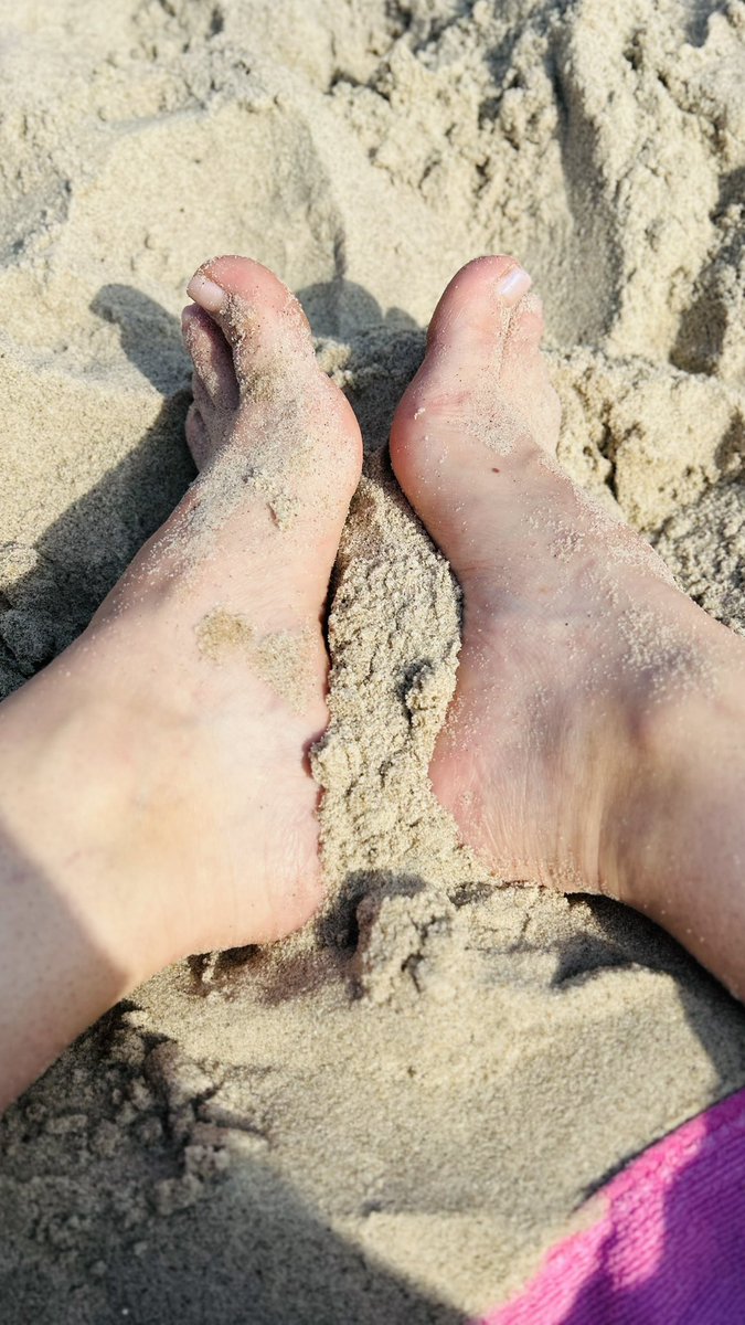 🖤 Selbst der Sand klebt an mir – so wie dein Blick.
Und für solche Momente darf man sich erkenntlich zeigen.

<a href="/modelssecret_/">MyFeetish</a>