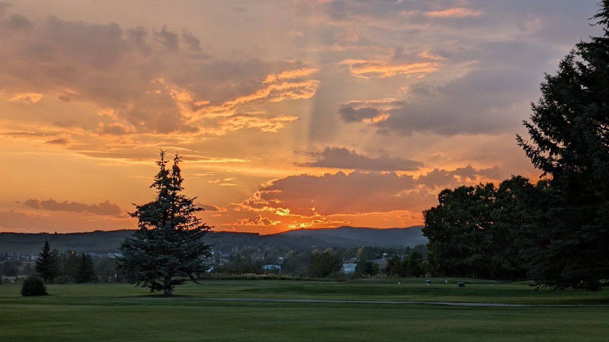 TurnerValleyGC's tweet photo. A quick look at the forecast says there's a few nights like this left, don't regret not getting an extra round (or ten) in before the season is over!

📸: Richard Brotherson
#Sunset #GolfCourses #TeeTimes https://t.co/nwUe81yZfx