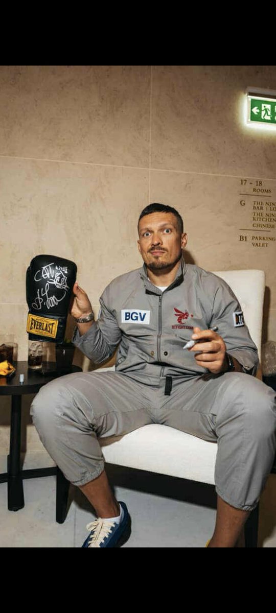 RussellHall2's tweet image. Absolutely fantastic one off unique signed glove coming to me.!!.🥊🥊🥊🥊🥊👑👑