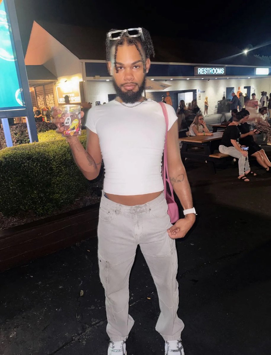 niggas this pretty, that’s seldom 🤏🏽