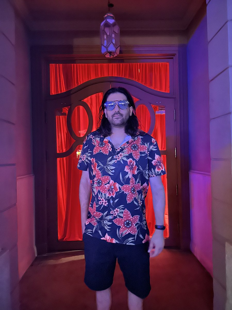 Rob_Volpe's tweet image. Halloween Horror Nights 🎃👻

This was our 11th night this season so I went with my Stranger Things shirt.... get it? Seriously, do you? Let me know in the comments.

#strangerthings #hhn #halloweenhorrornights #hhn34 #demogorgon