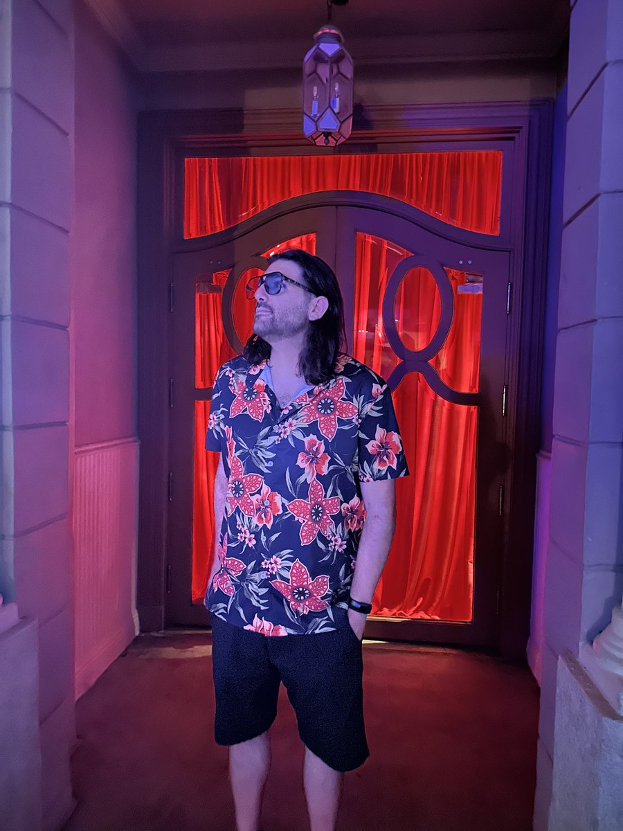 Rob_Volpe's tweet image. Halloween Horror Nights 🎃👻

This was our 11th night this season so I went with my Stranger Things shirt.... get it? Seriously, do you? Let me know in the comments.

#strangerthings #hhn #halloweenhorrornights #hhn34 #demogorgon