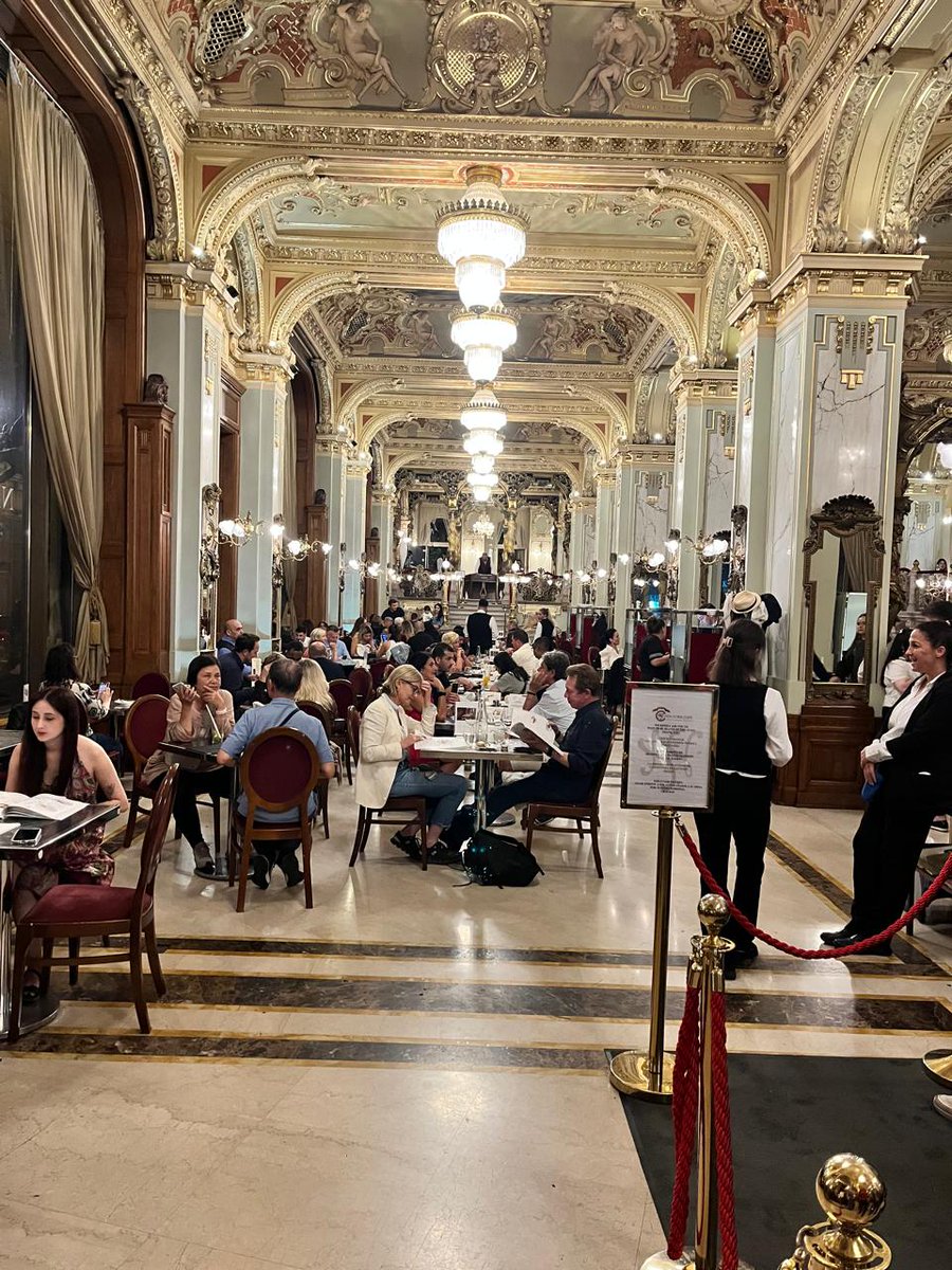 Piel de gallina al entrar al New York Café. 
Se ubica en un edificio construido en 1895, sede de una aseguradora que le dio el nombre.
Estilo renacentista e influencias neobarrocas y góticas...
Se lo considera la cafetería más linda del mundo.