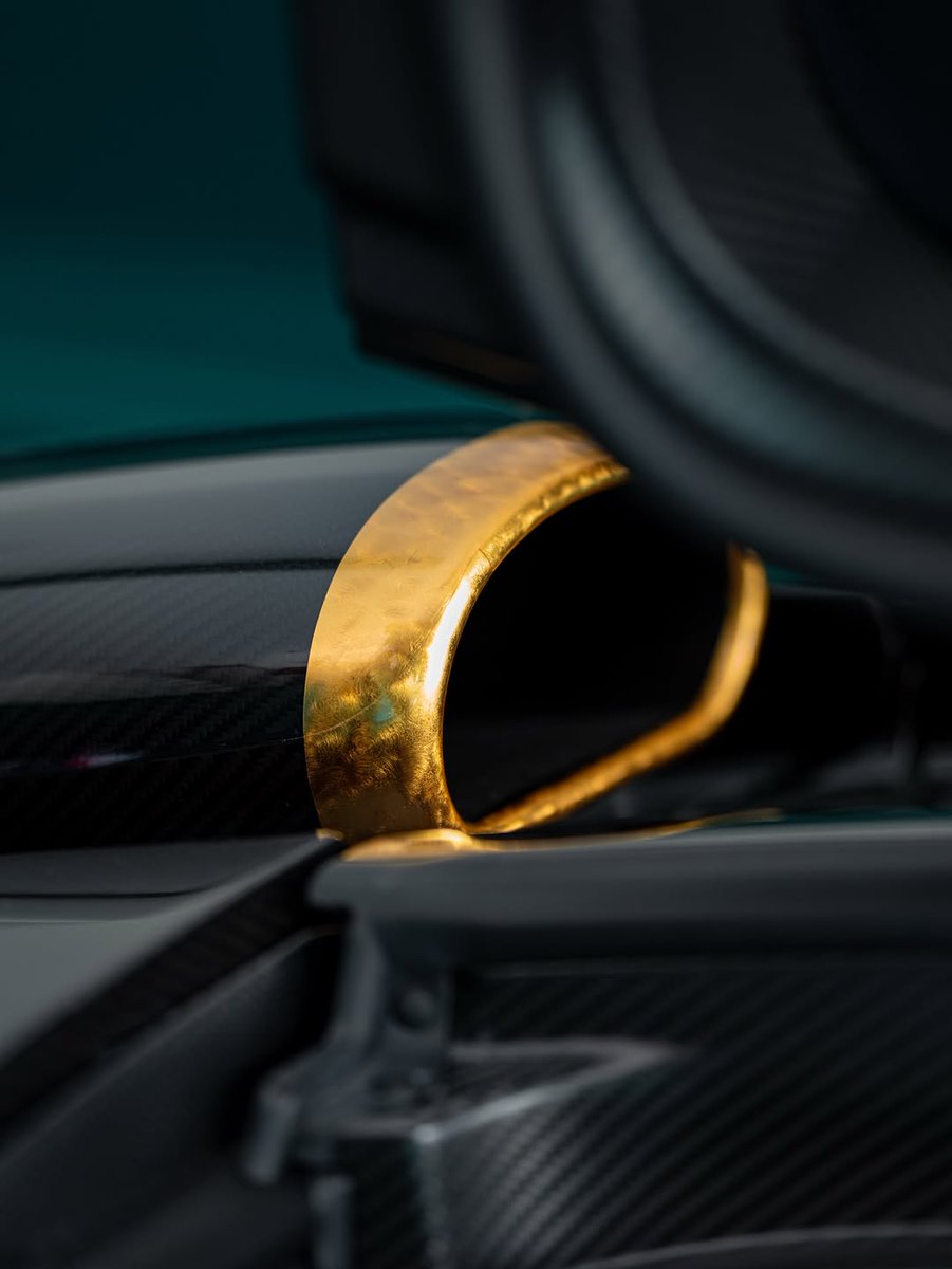 astonmartin's tweet image. A one-of-one. Bespoke to the extreme.
This Valkyrie Spider was optioned with a fully exposed carbon fiber body and real 24-karat gold accents.
Imagery by Miller Motor Cars.
#AstonMartin #ValkyrieSpider #IMPOSSIBLEDRIVEN