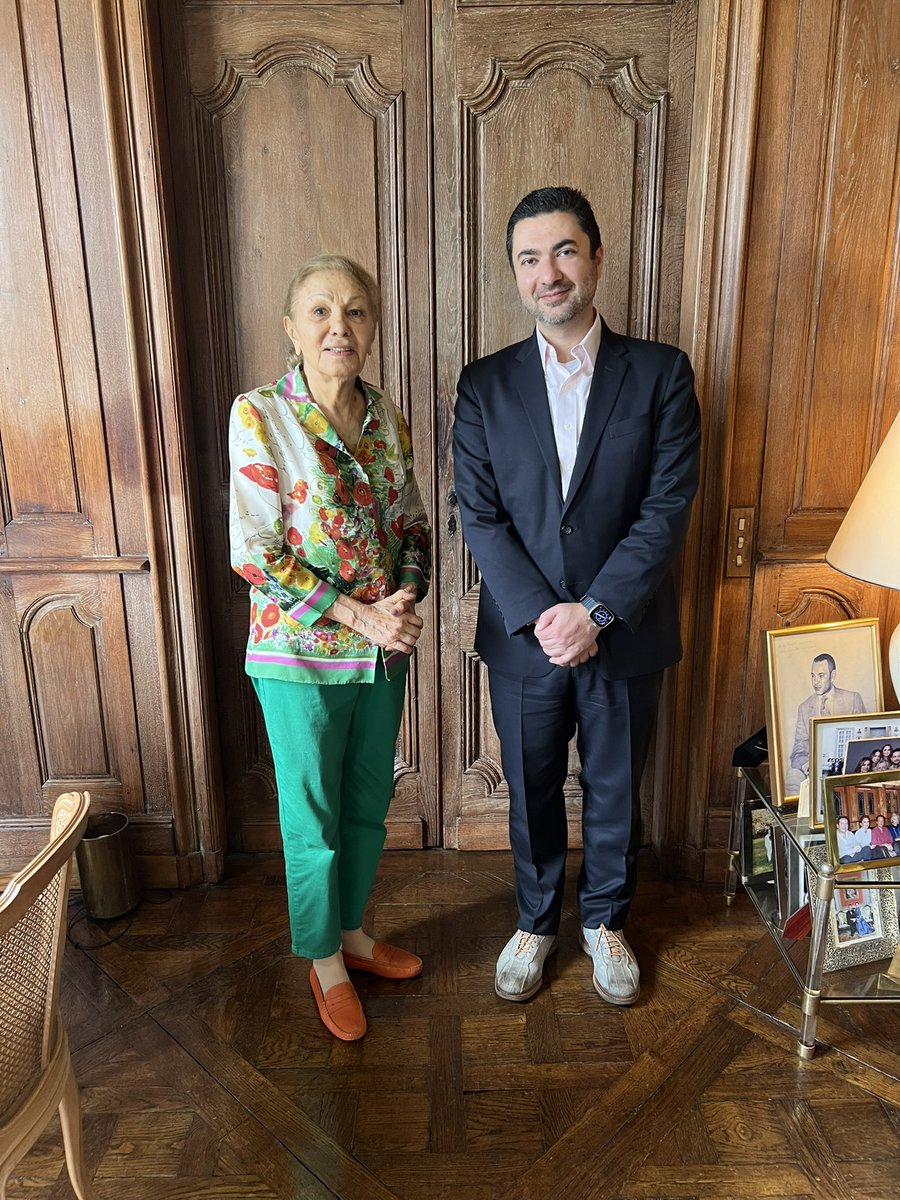 روزی که شهبانو ‌فرح پهلوی با استقبال میلیون‌ها ایرانی میهن‌دوست به ایران بازگردند، نور دوباره به ایران گرفتار تاریکی بازخواهدگشت.