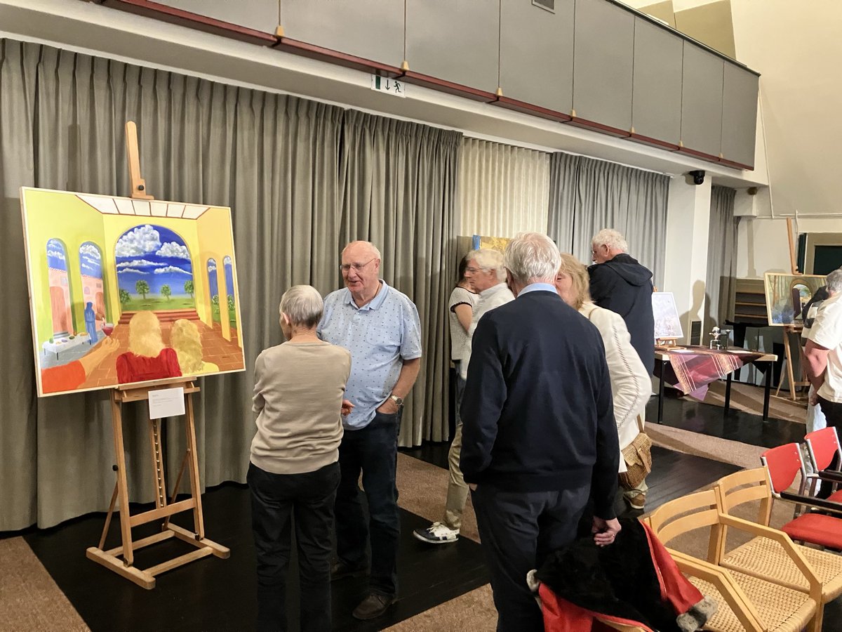 Gezellige drukte bij opening tentoonstelling “Passie door Kunst” in Doopsgezinde Kerk. Komende week elke dag te bezoeken van 13.00 tot 17.00 uur.