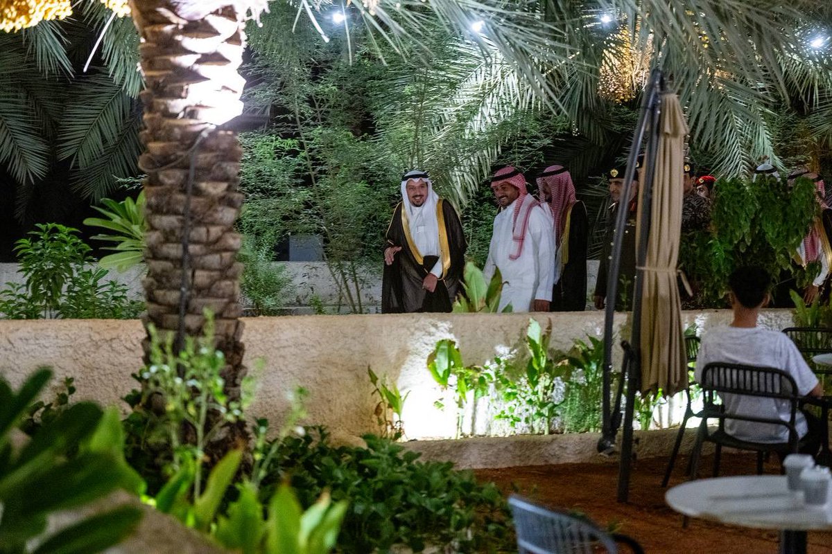 أكد سموه أن مثل هذه المشاريع تمثل قيمة مضافة للمنطقة، مؤكدا أهمية تشجيع المستثمرين، بما يسهم في إيجاد فرص عمل جديدة لأبناء المنطقة..

سمو #أمير_منطقة_القصيم يرافقه سمو نائبه، يزور منتجع شُطفة الريفي بالبدائع أحد المشاريع السياحية الريفية المتميزة بالمنطقة.