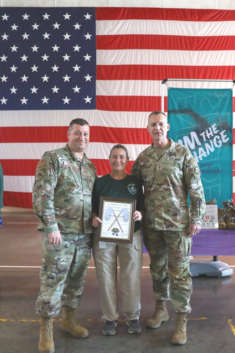 WVNationalGuard's tweet image. Guardian of the Clean Battlefield Award Presented to Debbie Gould. We thank you for your service on the home front!

#PressOn #OneGuard #AlwaysReadyAlwaysThere