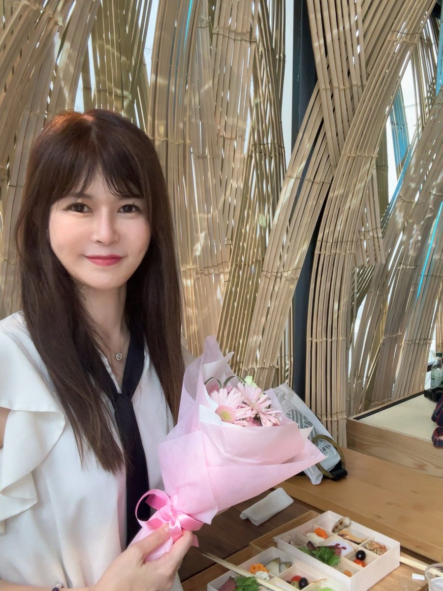 ma_rin8047's tweet photo. 京都駅で素敵なお店発見♡
アートテラスラウンジ「NIWA」さん✨
今年の3月にグランドオープンしたばかり...三連休中に親友と昼飲みランチ🍽️アート空間に癒されました❣️サプライズバースデーフラワー💐に感謝です🥺
おはようさん💚
#70916おは戦🔥DF https://t.co/ECCZ2Paaws