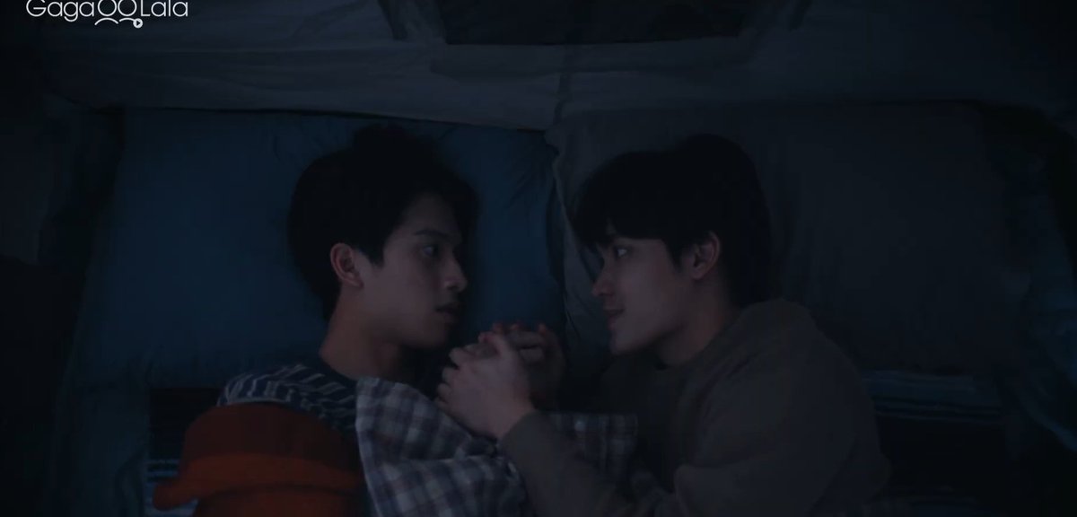 EverBree26's tweet image. O Nut dormindo com o maior sorriso na cara depois que o Win aqueceu as mãos dele, pra mim ele se apaixonou aqui, não tem outra resposta 

#RearrangeTheSeries 
#RearrangeEP6