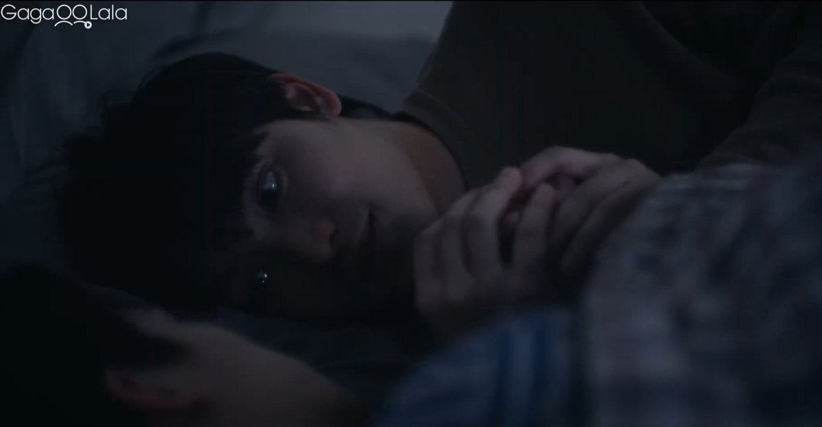 EverBree26's tweet image. O Nut dormindo com o maior sorriso na cara depois que o Win aqueceu as mãos dele, pra mim ele se apaixonou aqui, não tem outra resposta 

#RearrangeTheSeries 
#RearrangeEP6