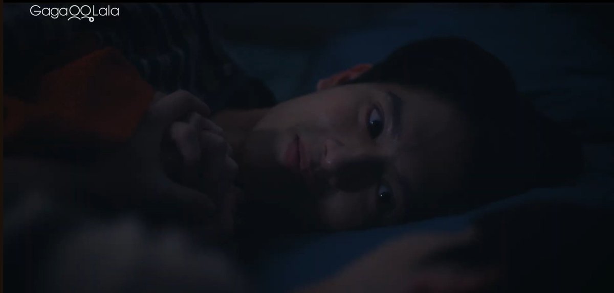 EverBree26's tweet image. O Nut dormindo com o maior sorriso na cara depois que o Win aqueceu as mãos dele, pra mim ele se apaixonou aqui, não tem outra resposta 

#RearrangeTheSeries 
#RearrangeEP6