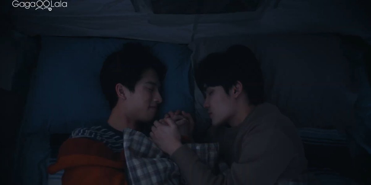 EverBree26's tweet image. O Nut dormindo com o maior sorriso na cara depois que o Win aqueceu as mãos dele, pra mim ele se apaixonou aqui, não tem outra resposta 

#RearrangeTheSeries 
#RearrangeEP6