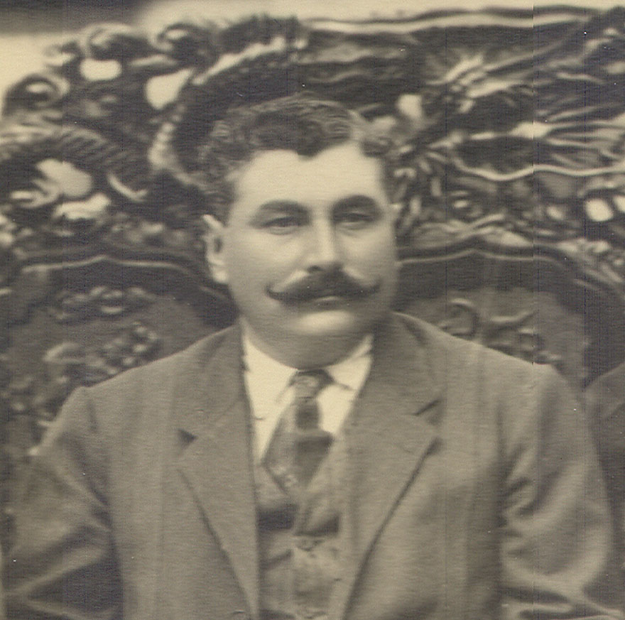 15 de septiembre de 1914.- En su carácter de Gobernador y Comandante Militar de San Luis Potosí, el General Coahuilense Eulalio Gutiérrez Ortiz, promulga la Ley sobre Sueldos de Peones, en la que se establecen, por primera vez, un salario mínimo y la jornada diaria de 9 horas, la