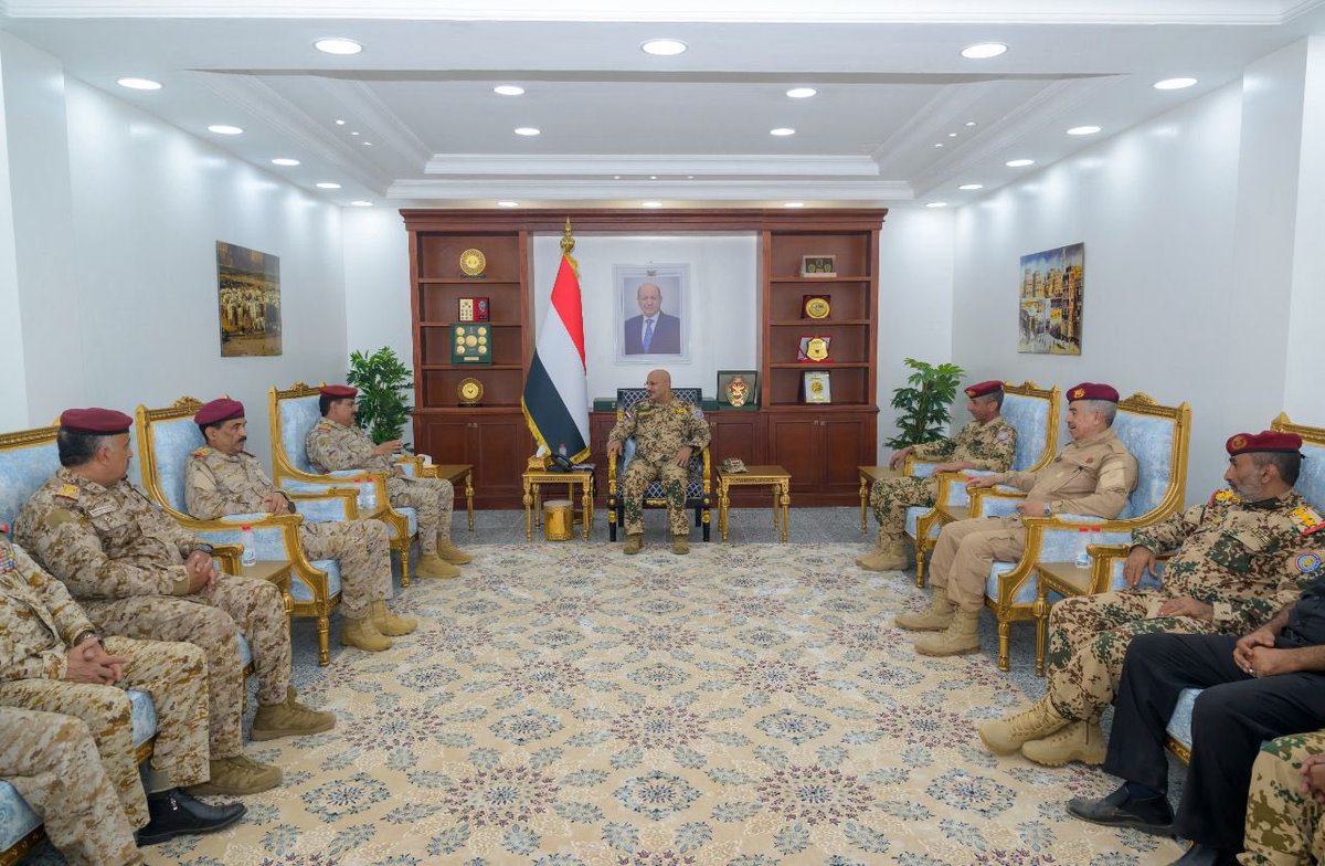 ▪ نائب رئيس مجلس القيادة الرئاسي الفريق أول ركن #طارق_صالح يطلع من وزير الدفاع على الوضع العملياتي في مختلف المناطق العسكرية والمحاور
#المقاومة_الوطنية
#Yemen