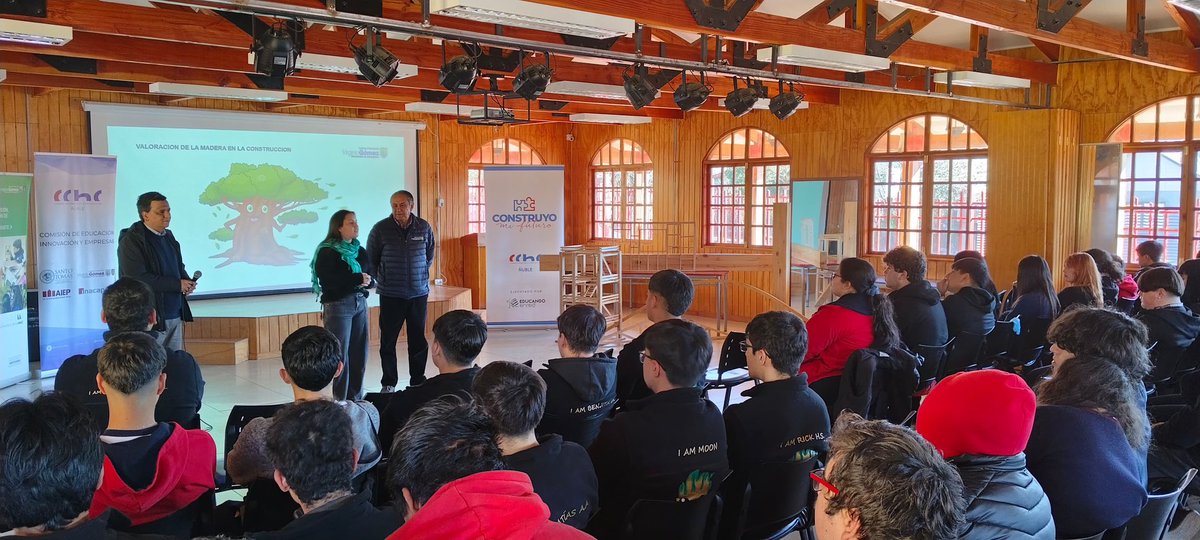 🌳 64 estudiantes del Liceo Bicentenario San Nicolás participaron en la charla “Valorización de la Madera” dictada por Carlos Muñoz. Reflexionaron sobre la importancia de este noble material y su rol en la construcción de un futuro más sostenible. 💡 #Educación #Ñuble