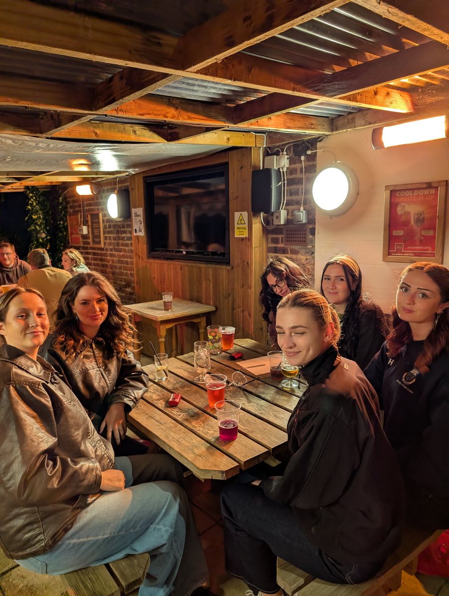TheGardenHouse5's tweet image. Weather&apos;s a bit lumpy out there tonight 

Huge shout out to all the brave 💪 locals and students for braving the autumn 🍁 guests 

We play for £400 tonight #quiznights #mondayquiz🤯 #nr2quiz