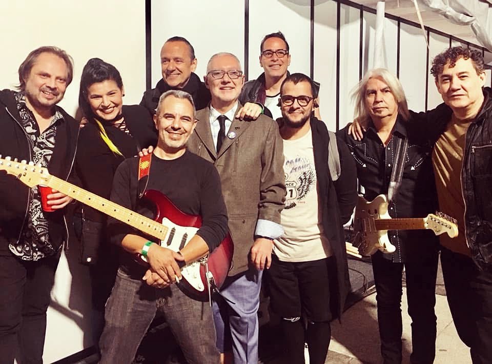 Con todas mis rarezas, aunque parezca de otro planeta, aunque nadie más me comprenda..
Siempre tengo un lugar en el corazón de alguien.  Es la foto 🖤
(6años atrás Delegación Gustavo A. Madero, México)