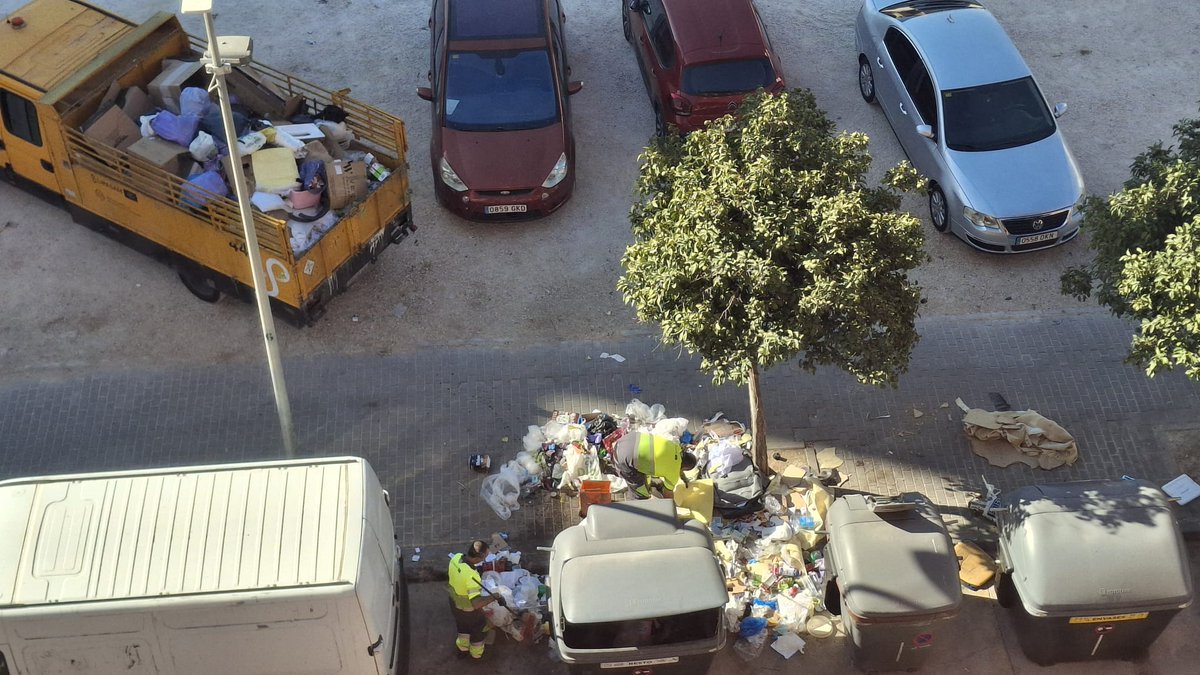 Gran trabajo de <a href="/LipasamSevilla/">Lipasam</a>, como cada mañana vienen a recoger la inmundicia causada por desaprensivos personajes.
Gracias!!