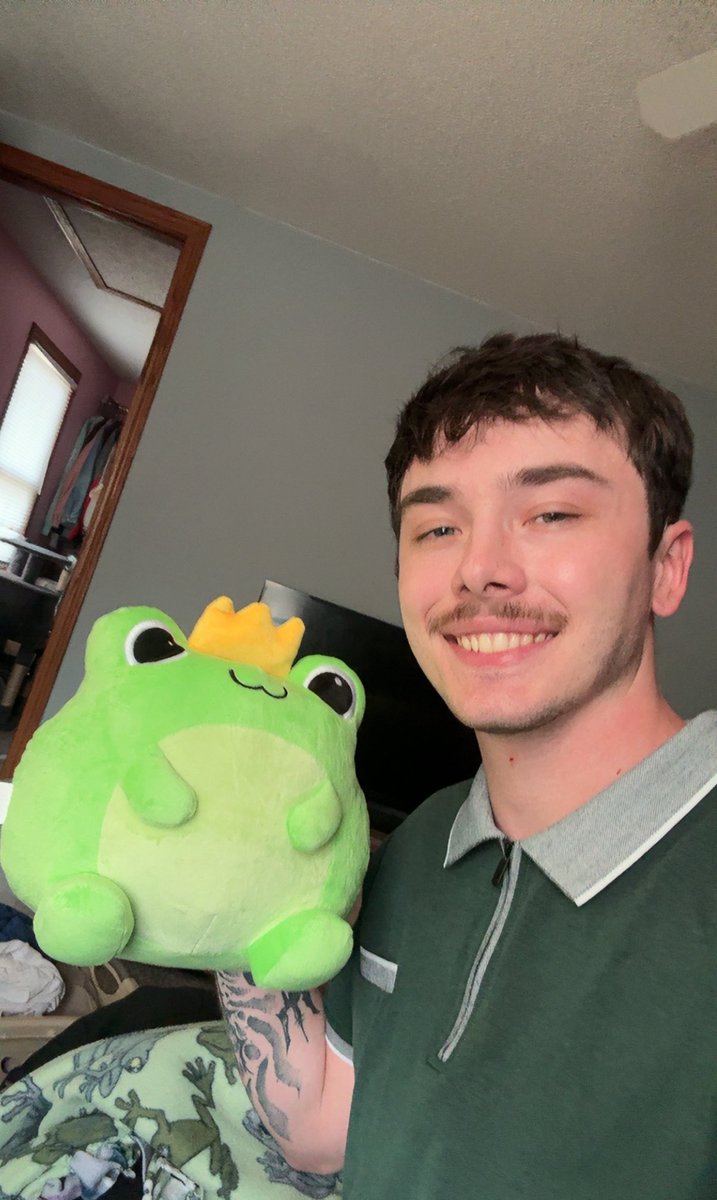The Mythic Frog has Appeared! Big thanks to <a href="/gguncharted/">Uncharted</a>  <a href="/xdereklau/">Derek 🗺️</a>  and <a href="/0xconfucian/">JW</a> for this awesome plush!

HUGE thanks too <a href="/datroninguy/">RoninGuy.ron</a>  for letting me know I won so i didnt miss out!

Wen more merch👀