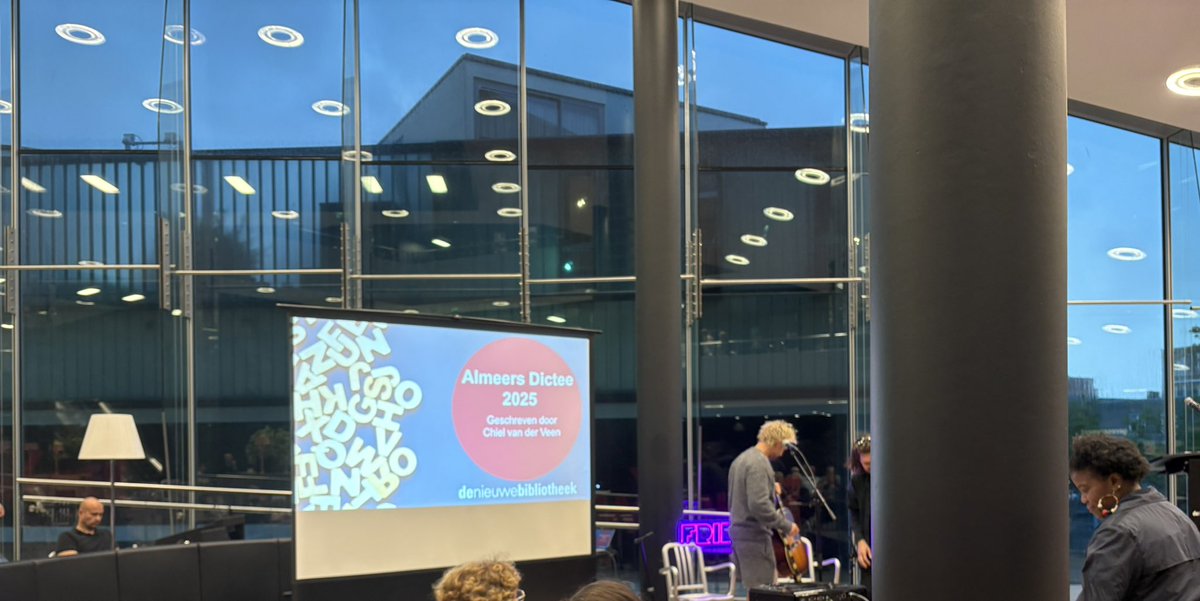 Vanavond met team van Raad van Toezicht De Nieuwe Bibliotheek Almere winnaar van het Almeers Dictee.Het was voor ons een ‘thuiswedstrijd’ in de bieb Almere StadBurgemeester Hein van der Loo las het dictee voor en 86 deelnemers deden hun uiterste best bij deze jaarlijkse traditie.