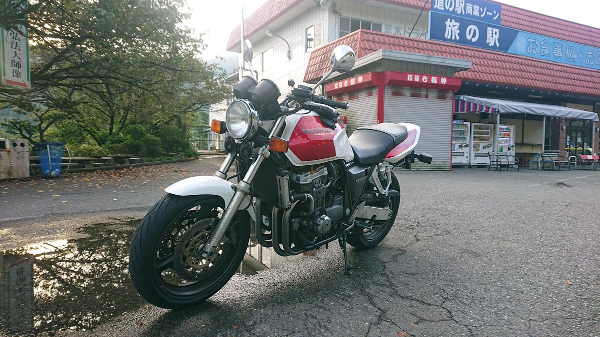 daisyarin20021's tweet image. いつもの定点撮影ポイントを経て草木ドライブイン到着🏍️
早朝のお山はそろそろメッシュジャケットじゃ涼しすぎる…

#CB1000SF  #SC30