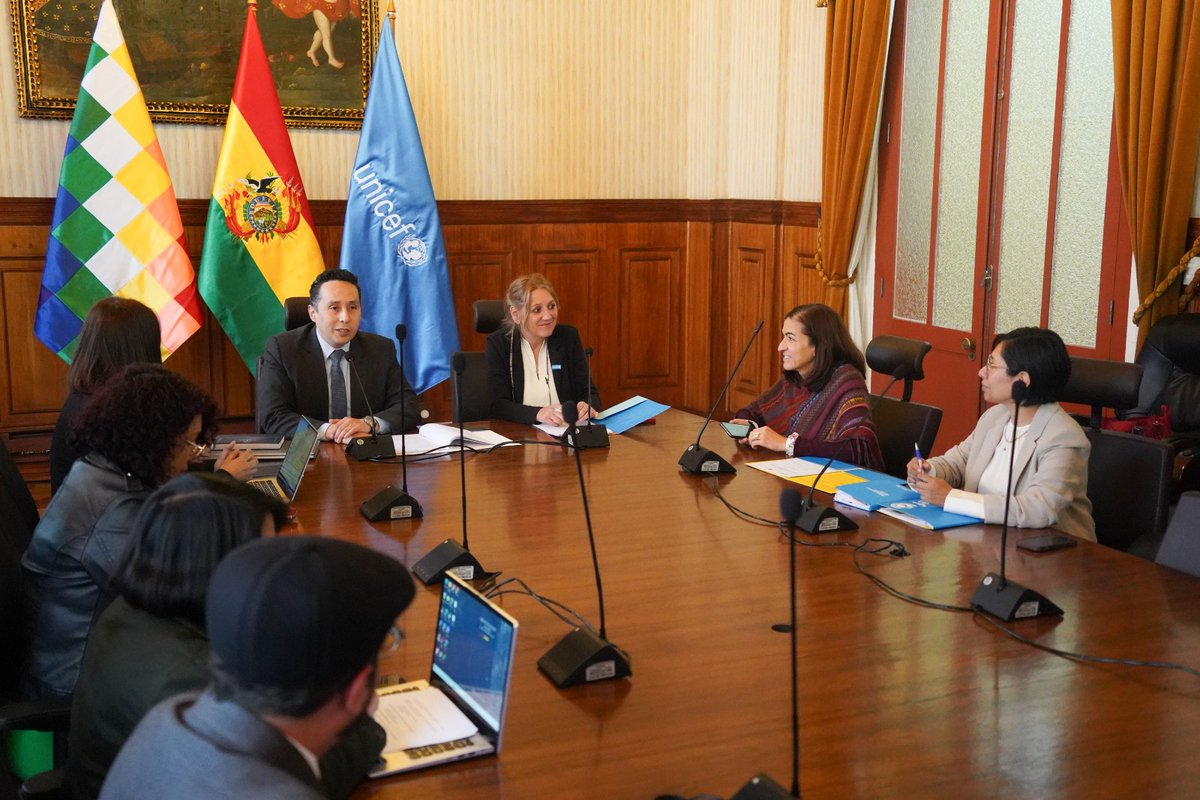 Hoy se presentó la versión final del Protocolo de Actuación Consular para la Atención de Niñas, Niños y Adolescentes Bolivianos en el Exterior, desarrollado en el marco del Memorándum de Entendimiento entre <a href="/MRE_Bolivia/">Cancillería de Bolivia 🇧🇴</a> y @UnicefBol.
1/2