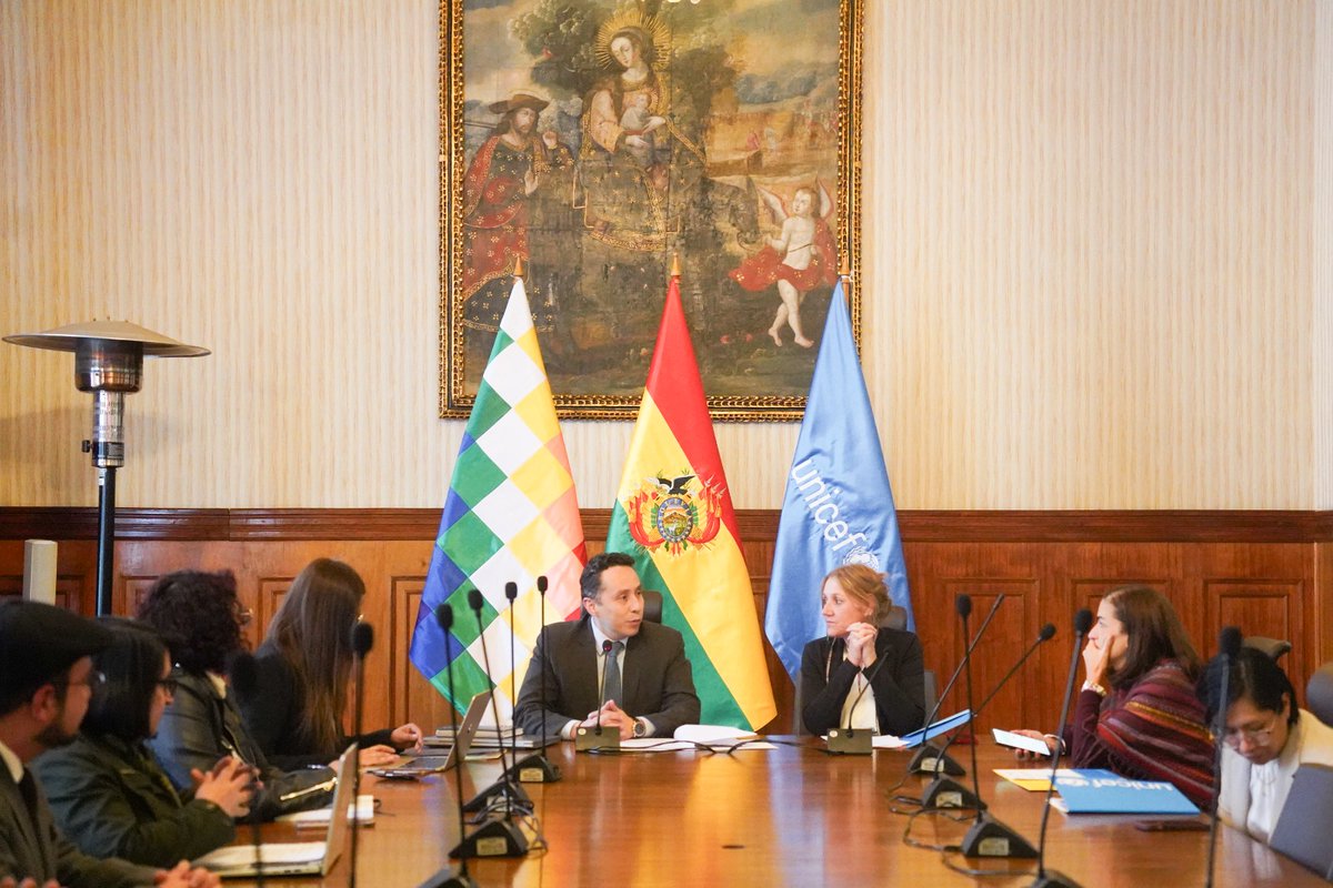 El Viceministro Fernando Pérez destacó que este instrumento permitirá estandarizar procedimientos de asistencia y protección consular, priorizando los derechos de niñas, niños y adolescentes bolivianos en el exterior.
2/2