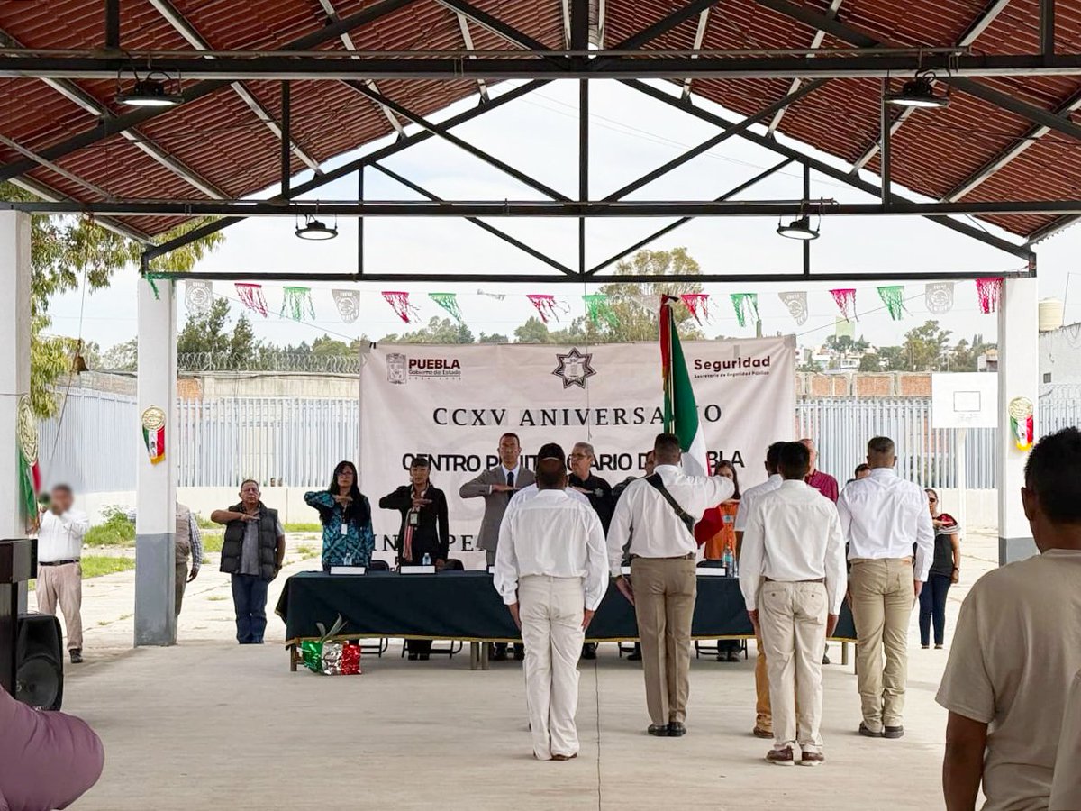 SSPGobPue's tweet photo. Como parte de las actividades conmemorativas a las #FiestasPatrias 2025, llevamos a cabo distintas actividades para fomentar valores cívicos y morales al interior del Centro Penitenciario de Puebla. 

🇲🇽 Con la participación de personas privadas de la libertad, personal técnico, administrativos y policías custodios, celebramos una jornada con los honores correspondientes a nuestros símbolos patrios, música, danza y teatro. 

Por una reinserción social más humana, el @Gob_Puebla implementa estas actividades de manera constate a través de la Subsecretaría de Centros Penitenciarios.