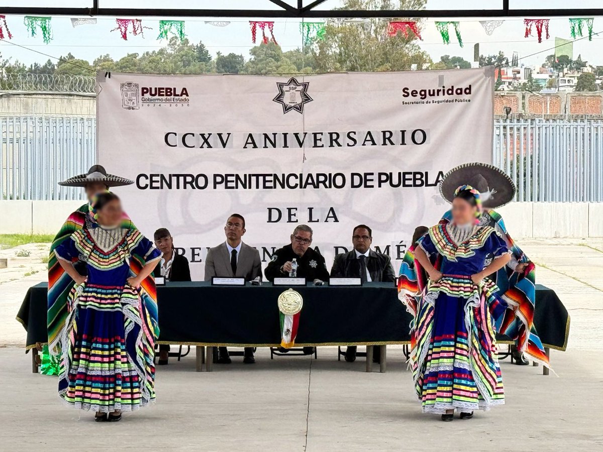 SSPGobPue's tweet photo. Como parte de las actividades conmemorativas a las #FiestasPatrias 2025, llevamos a cabo distintas actividades para fomentar valores cívicos y morales al interior del Centro Penitenciario de Puebla. 

🇲🇽 Con la participación de personas privadas de la libertad, personal técnico, administrativos y policías custodios, celebramos una jornada con los honores correspondientes a nuestros símbolos patrios, música, danza y teatro. 

Por una reinserción social más humana, el @Gob_Puebla implementa estas actividades de manera constate a través de la Subsecretaría de Centros Penitenciarios.