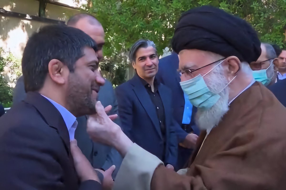 تیمش اول جهان شد ولی تخریبش میکنند چون آقای دبیر، مرید سید علی خامنه ایست