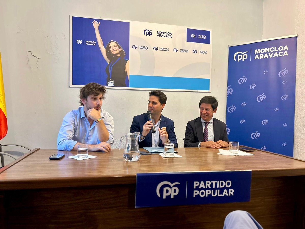 Muchas gracias a <a href="/BorjaFanjul/">Borja Fanjul</a> , a Virginia Sanz y a los afiliados del <a href="/ppmoncloaravaca/">PP Moncloa-Aravaca</a> por invitarme a sus sede para hablar de Educación.