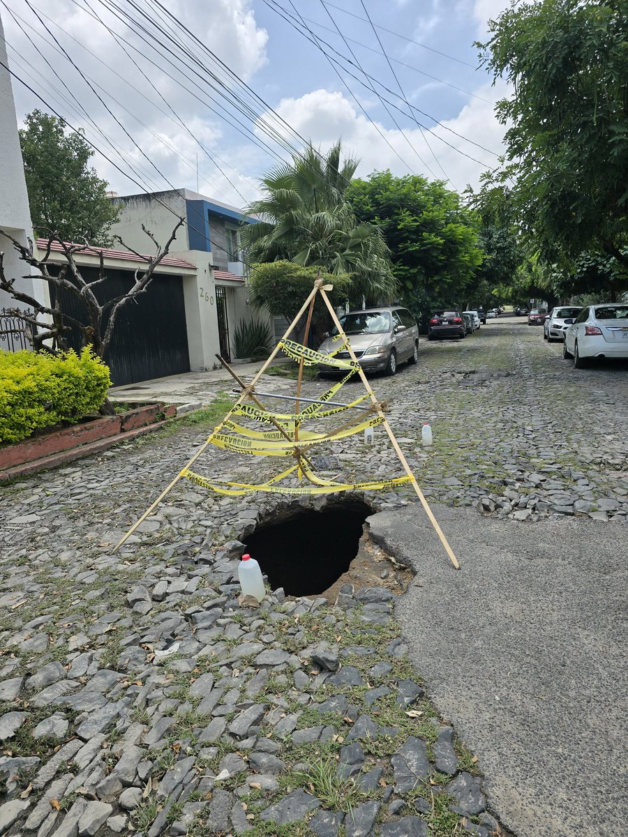 oscarde14's tweet photo. Socavon enorme en calle Tomas V. Gomez, entre Aurelio Ortega y Paulinl Navarro en la col los Maestros @Trafico_ZMG @ZapopanGob @Linea_Zapopan @MovilidadZap @siapagdl esta profundo y peligroso https://t.co/P9EYkMZeNq