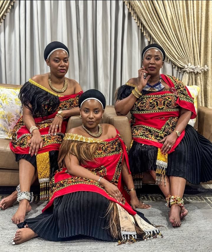 umhlangaswz's tweet photo. Neliswa Nkala and sisters
โจ Gorgeousness ๐ฅ
@neliswa_daily
#buhlelobungaka #swati #stunning #lutsango #LoveEswatini #imvunulo #kuhlekwetfu https://t.co/poXqShO1pK