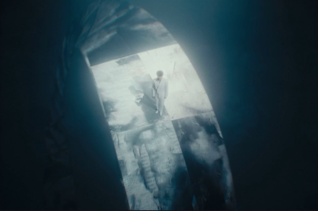 Möbius strip x Ateez - What is it and what is the connection?
Since we see Hongjoong on what appears to be a möbius strip in the second MV trailer, I feel that as a PhD in algebraic topology and a lore tiny, it’s my duty to very briefly explain what this is about!